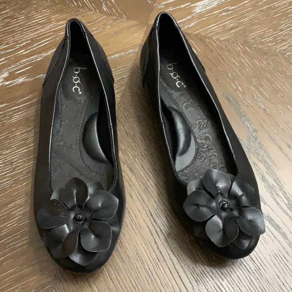 B.O.C. by BORN slip on black ballet flats with decorative flower on toe Size 6.5